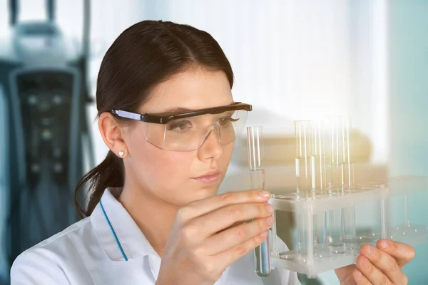 Investigador Con Tubos Ensayo Laboratorio Vidrio — Foto de Stock