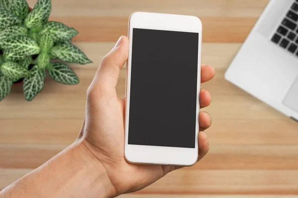 Las Manos Humanas Sostienen Teléfono Con Una Pantalla Blanco — Foto de Stock