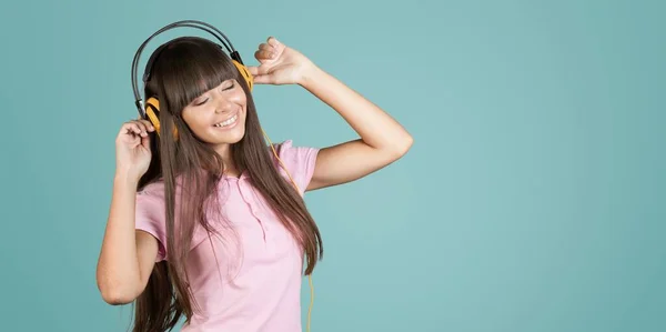 Belle Jeune Femme Portant Des Écouteurs Sans Fil Écoutant Musique — Photo