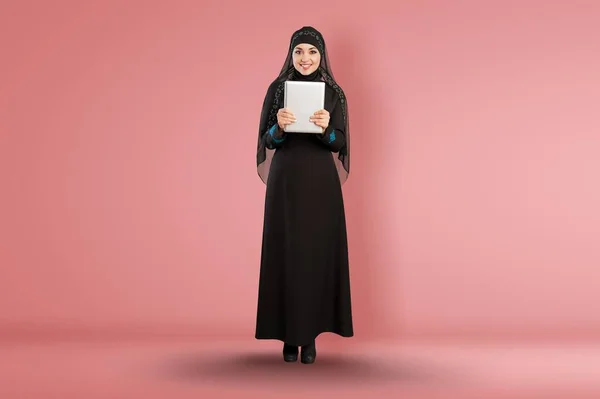 Full Length Young Arabian Muslim Woman Abaya Hijab — Stok Foto
