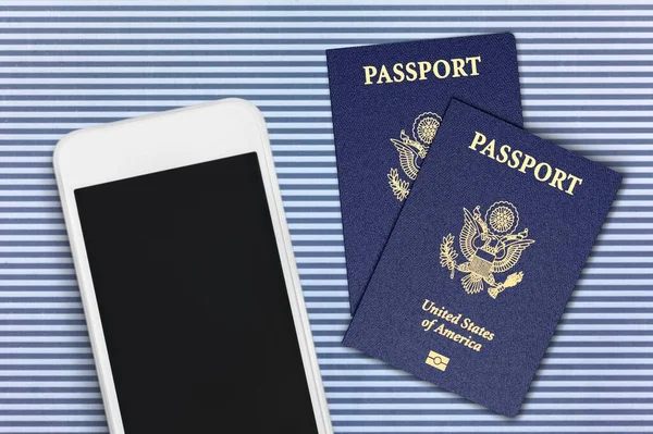 デジタル予防接種証明書のための空白の画面を持つスマートフォンのパスポート — ストック写真