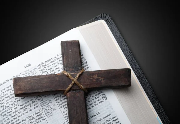 Velha Cruz Cristã Madeira Livro Bíblico — Fotografia de Stock