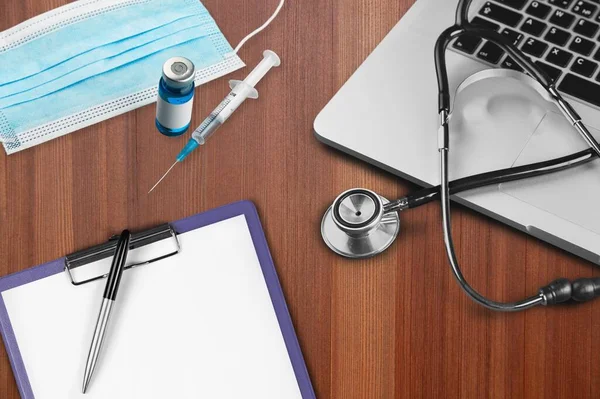 Medische Accessoires Dokter Stethoscoop Spuit Notitieboekje Het Bureau — Stockfoto