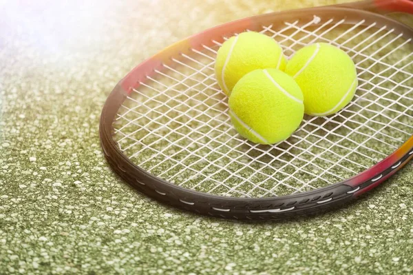 Tenis Racket Och Gul Boll Grön Bana Solnedgången — Stockfoto