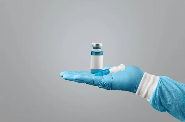 Médico Científico Que Sostiene Una Jeringa Con Refuerzo Vacunas Líquidas — Foto de Stock
