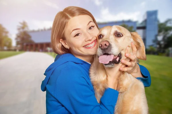 Linda Niña Abrazando Perro Sonriendo Retrato Amistad — Foto de Stock