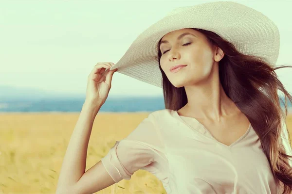 Hermosa Mujer Feliz Sombrero Prado Verano —  Fotos de Stock