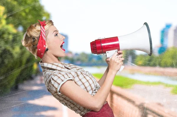 Porträt Einer Frau Mit Megafon Gekleidet Pin Manier — Stockfoto