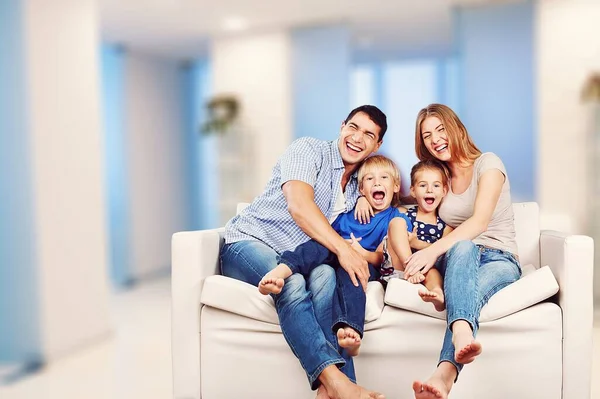 Šťastná Mladá Rodina Užívá Svůj Volný Čas Odpočinku Spolu Doma — Stock fotografie