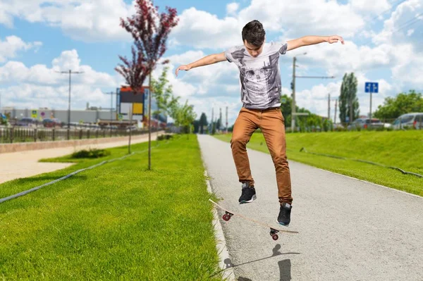 Atractivo Joven Con Patinaje Parque Skate Junto Playa — Foto de Stock