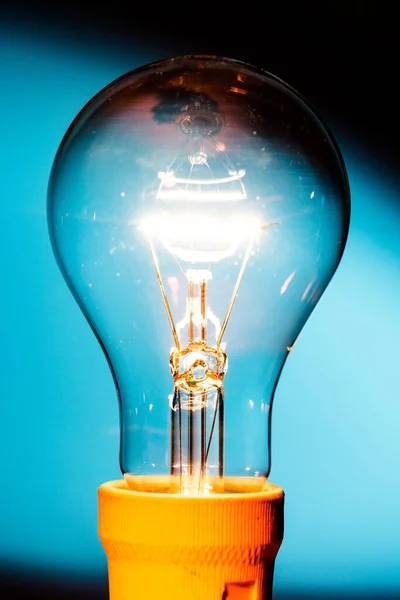 Стандартная Лампочка Накаливания Голубом Фоне — стоковое фото