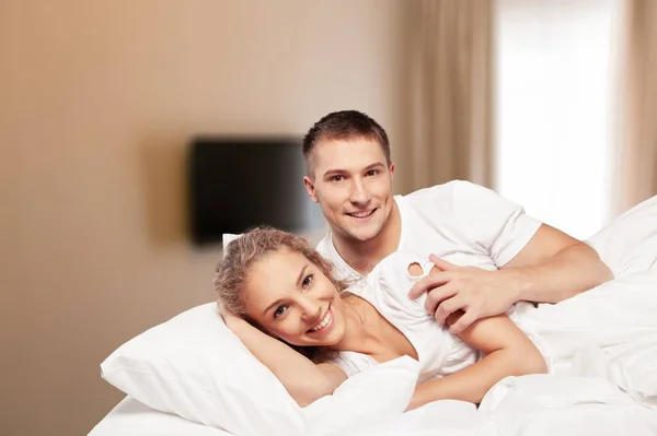 Kalm Jong Plezier Tevreden Positieve Vrouw Dragen Pyjama Liggend Bed — Stockfoto