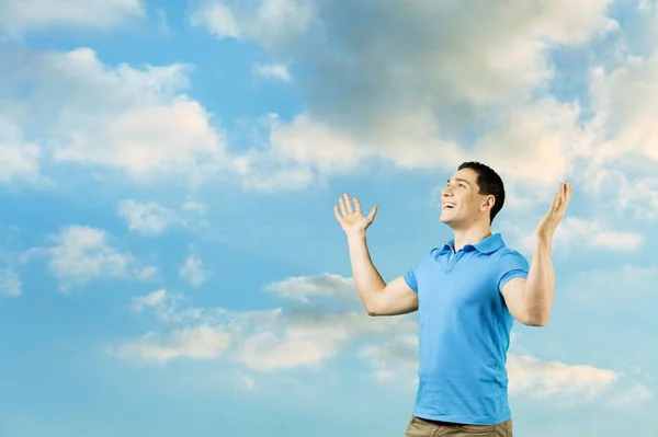 Homem Jovem Subindo Céu Azul Nuvens Brancas Fundo Abstrato Liberdade — Fotografia de Stock