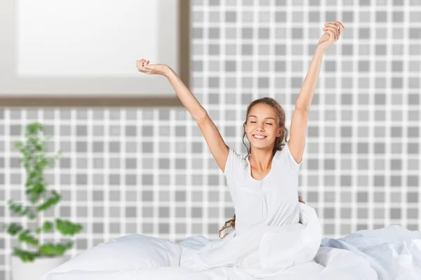 Спокойная Юная Веселая Довольная Положительная Женщина Пижаме Лежит Кровати — стоковое фото
