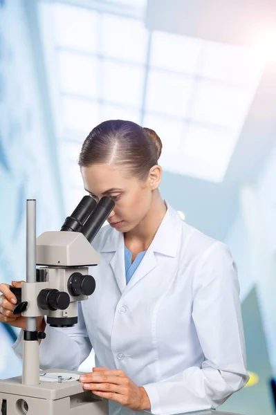 Scientifique Femme Médecin Analyse Les Résultats Des Tests Aide Microscope — Photo