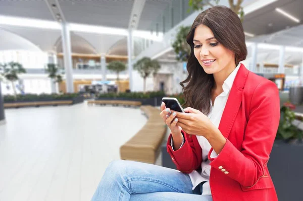 Flygplatsen Affärskvinna Smarttelefon Vid Gate Väntar Terminalen Flygresekoncept Med Ung — Stockfoto