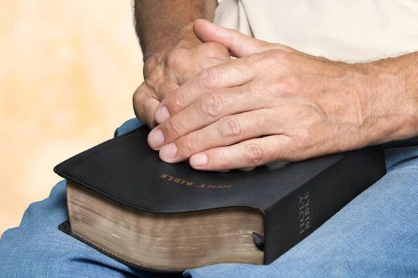 在家里礼拜的概念 手祷告和圣经研究 — 图库照片