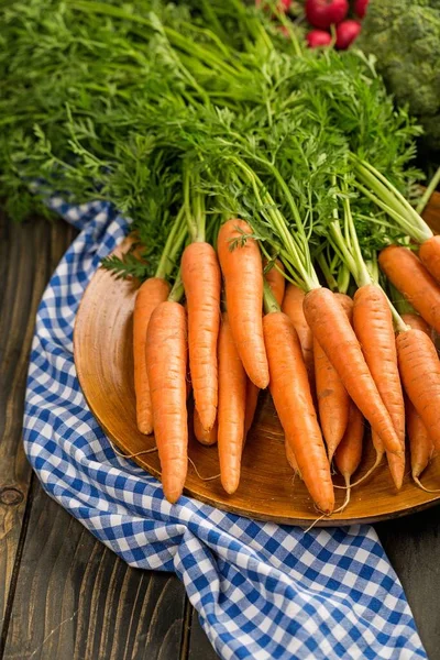 Frische Gartenmöhren Auf Dem Hölzernen Hintergrund — Stockfoto