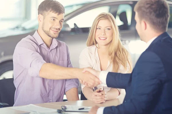 Happy Couple Car Dealer — Stock Photo, Image