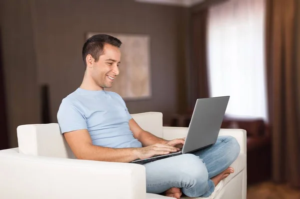 Sonriente Joven Adulto Freelance Hombre Negocios Utilizando Ordenador Portátil —  Fotos de Stock