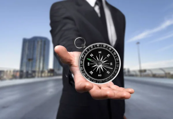 Affärsman Hand Hålla Kompass Navigera Affärs Riktning — Stockfoto