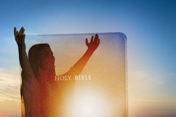 Hombre Fuerte Buscando Dios Por Esperanza Espiritual Símbolo Religioso Biblia — Foto de Stock