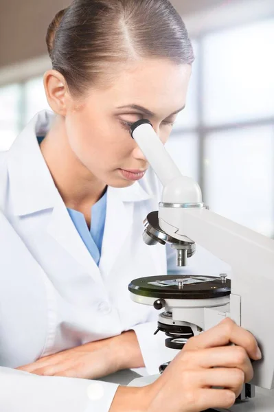 Doctora Científica Analizando Los Resultados Las Pruebas Con Microscopio Médico —  Fotos de Stock