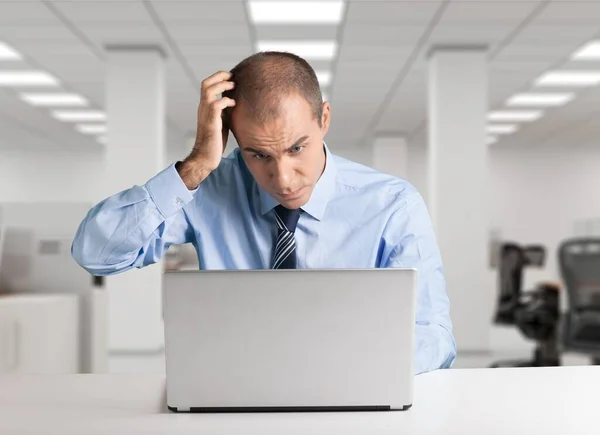 Mitarbeiter Zerkratzt Kopf Beim Ansehen Von Laptop Computer — Stockfoto