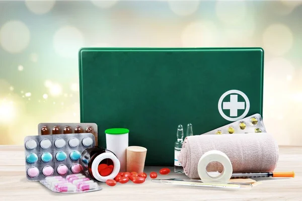 Eerste Hulp Kit Met Medische Benodigdheden Lichte Achtergrond — Stockfoto