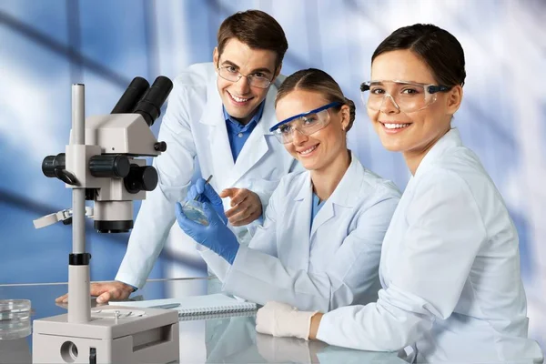 Женщины Мужчины Очках Работающие Микроскопом — стоковое фото