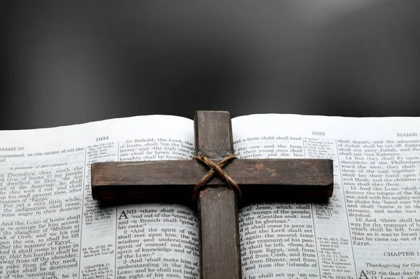 Old Wooden Christian Cross Bible Book — Stock Photo, Image