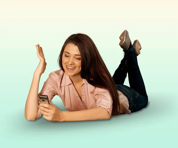 Retrato Menina Parece Surpreso Animado Tela Smartphone Telefone Celular — Fotografia de Stock