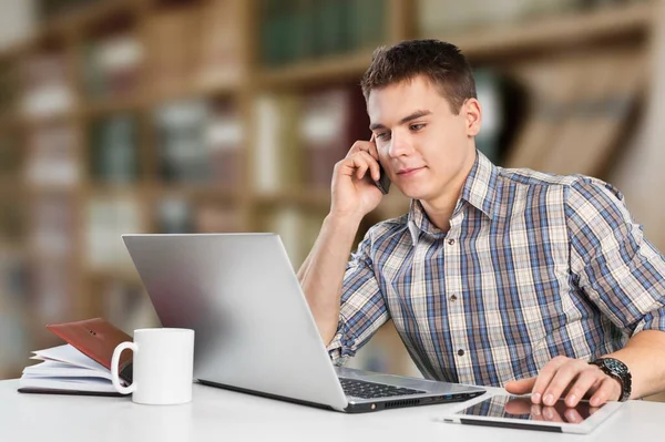 Lächelnder Geschäftsmann Mit Virtueller Team Meeting Gruppe Computer — Stockfoto