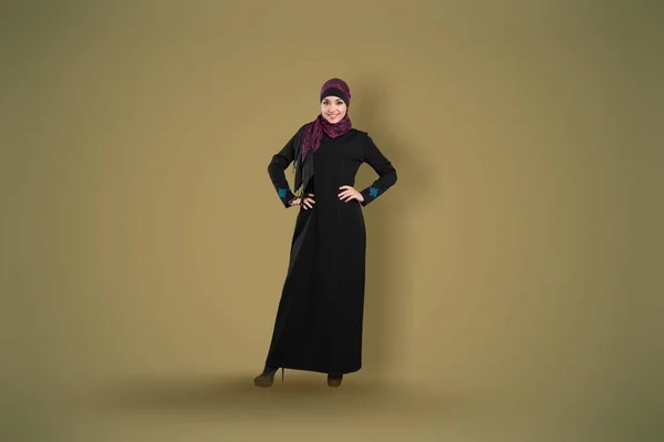 Longitud Completa Joven Árabe Musulmana Mujer Abaya Hijab —  Fotos de Stock