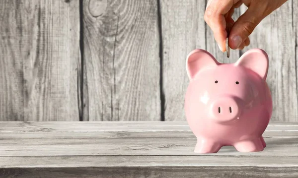 Empresario Poniendo Moneda Alcancía — Foto de Stock