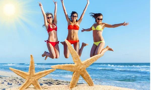 Gruppe Von Freunden Springt Einem Tropischen Strand — Stockfoto