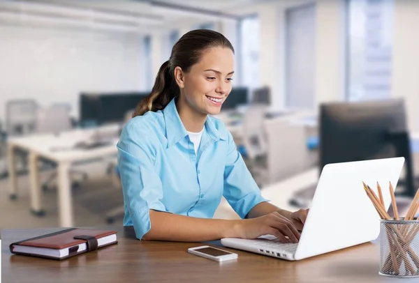 Hermosa Mujer Negocios Que Trabaja Con Ordenador Portátil Escritorio Oficina —  Fotos de Stock