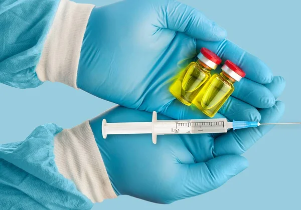 Γιατρός Ετοιμάζει Ένα Εμβόλιο Από Γυάλινο Μπουκάλι Για Εμβολιασμό — Φωτογραφία Αρχείου
