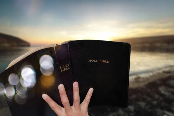 Ruka Držící Biblickou Knihu Nebi Náboženské Přesvědčení Víra Uctívání Koncept — Stock fotografie