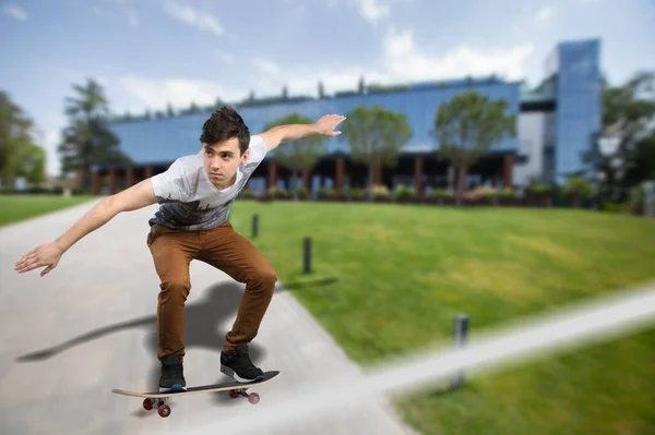 Aantrekkelijke Jongeman Met Schaatsen Skateboard Park Aan Het Strand — Stockfoto