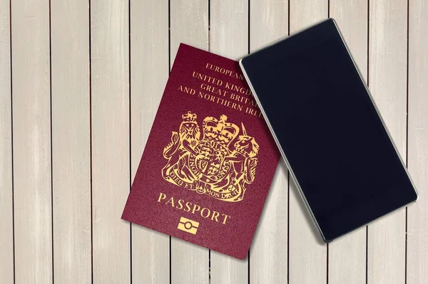 Passaporte Com Smartphone Com Uma Tela Branco Para Certificado Vacinação — Fotografia de Stock