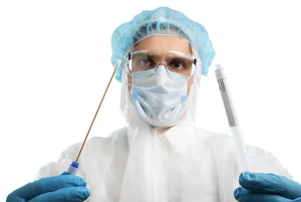 医療技術者は 白い保護スーツとマスクを身に着けているCovid 19スワブキットを保持 — ストック写真