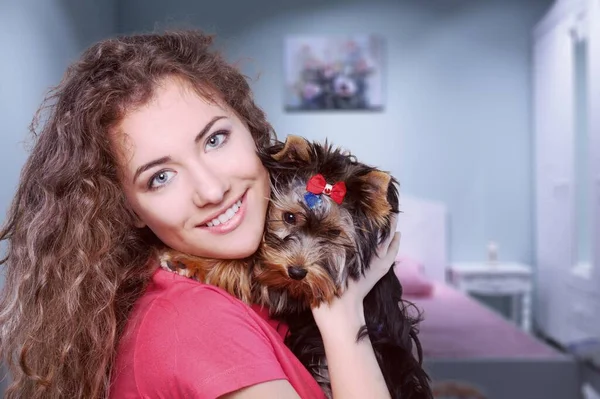 Όμορφο Κοριτσάκι Αγκαλιάζει Σκύλο Και Χαμογελάει Πορτρέτο Φιλίας — Φωτογραφία Αρχείου