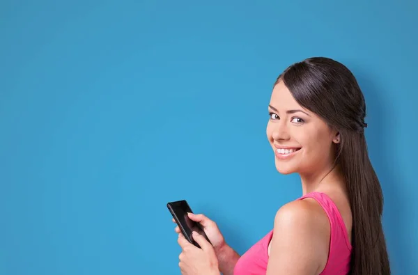 Jovencita Usando Teléfono Con Expresión Positiva Sonríe Ampliamente — Foto de Stock