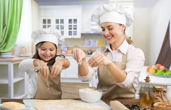 Nettes Kleines Mädchen Und Ihre Schöne Mutter Bestreuen Den Teig — Stockfoto