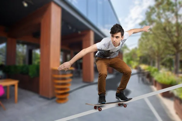 Atractivo Joven Con Patinaje Parque Skate Junto Playa — Foto de Stock