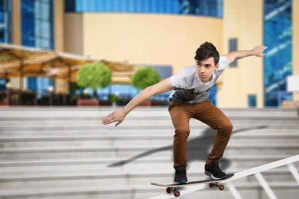 Attraktiver Junger Mensch Mit Skaten Skateboard Park Strand — Stockfoto