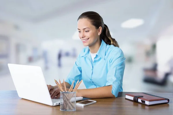 Joven Secretaria Exitosa Empleada Mujer Negocios Trabajo Escritorio Oficina Con —  Fotos de Stock