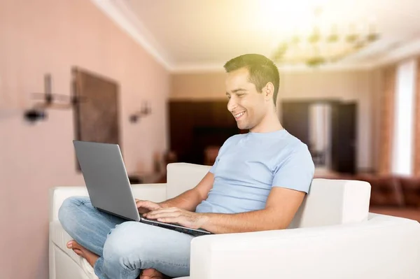 Sorrindo Jovem Adulto Homem Negócios Freelance Usando Laptop — Fotografia de Stock