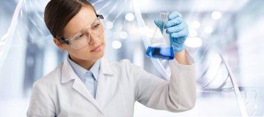 Doktor ya da bilim adamı, moleküler ve DNA yapısına sahip cam tüp tutuyor.